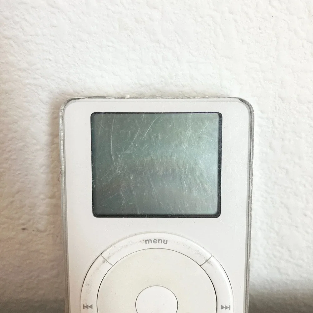 Apple iPod classic Model A1019 White (10 GB) FOR PARTS/REPAIR